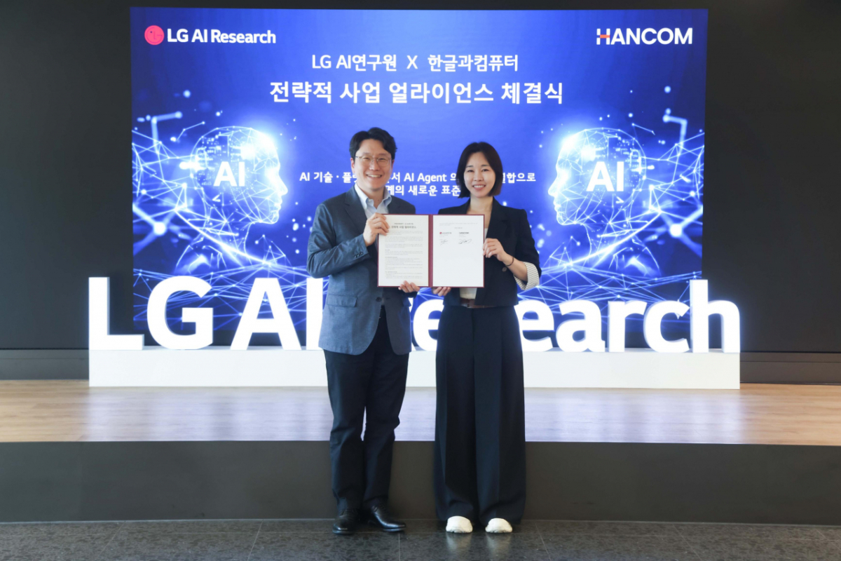 22일 서울 마곡 LG AI연구원 사옥에서 김연수 한컴 대표(사진 오른쪽)와 임우형 LG AI연구원 원장이 함께 전략적 사업 얼라이언스 협약을 체결했다./사진제공=한글과컴퓨터