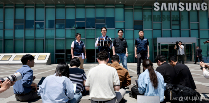 (수원=뉴스1) 이호윤 기자 = 삼성전자 노사 임금협상 잠정합의안 찬반 투표가 시작되는 22일 수원 삼성전자 정문 앞에서 열린 임금교섭 장점협의안 관련 입장발표 기자회견에서 구정한 삼성전자 동행노조 사무국장이 성명서를 발표하고 있다. 2026.5.22/뉴스1  Copyright (C) 뉴스1. All rights reserved. 무단 전재 및 재배포,  AI학습 이용 금지. /사진=(수원=뉴스1) 이호윤 기자