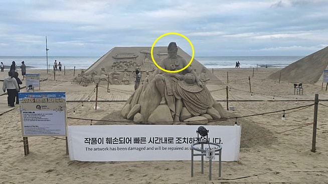 부산 해운대 해수욕장에서 열리고 있는 모래 축제 현장에서 전시된 작품을 파손한 70대 남성이 입건됐다./사진=부산 해운대구 제공