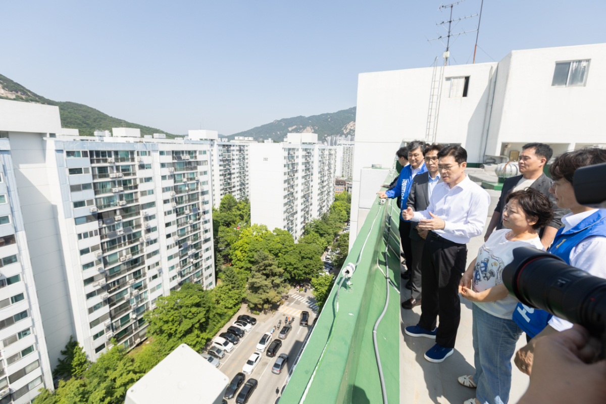 정원오 더불어민주당 서울시장 후보가 서울 노원구 상계보람아파트 옥상에서 단지를 내려다보고 있다. /사진제공=정원오 후보 캠프