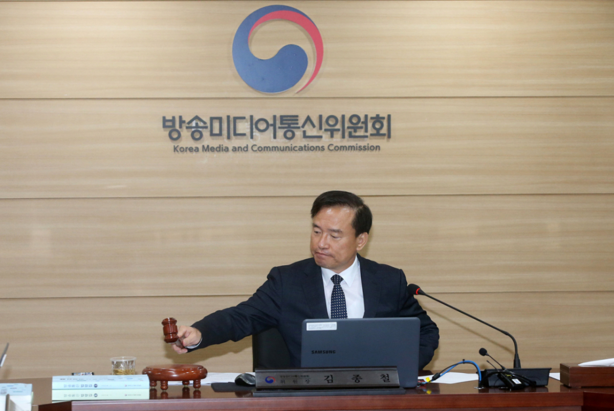 김종철 방송미디어통신위원장이 22일 경기 과천시 정부과천청사에서 열린 2026년 제12차 전체회의에서 의사봉을 두드리고 있다./사진=방미통위