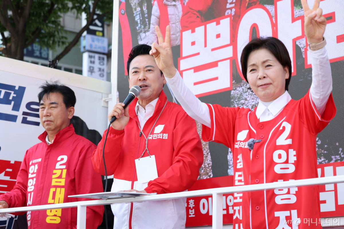 (안양=뉴스1) 신웅수 기자 = 장동혁 국민의힘 대표가 22일 경기 안양시 범계사거리에서 시민들에게 양향자 경기도지사 후보 지지를 호소하고 있다. 2026.5.22/뉴스1  Copyright © 뉴스1. All rights reserved. 무단 전재 및 재배포,  AI학습 이용 금지. /사진=(안양=뉴스1) 신웅수 기자