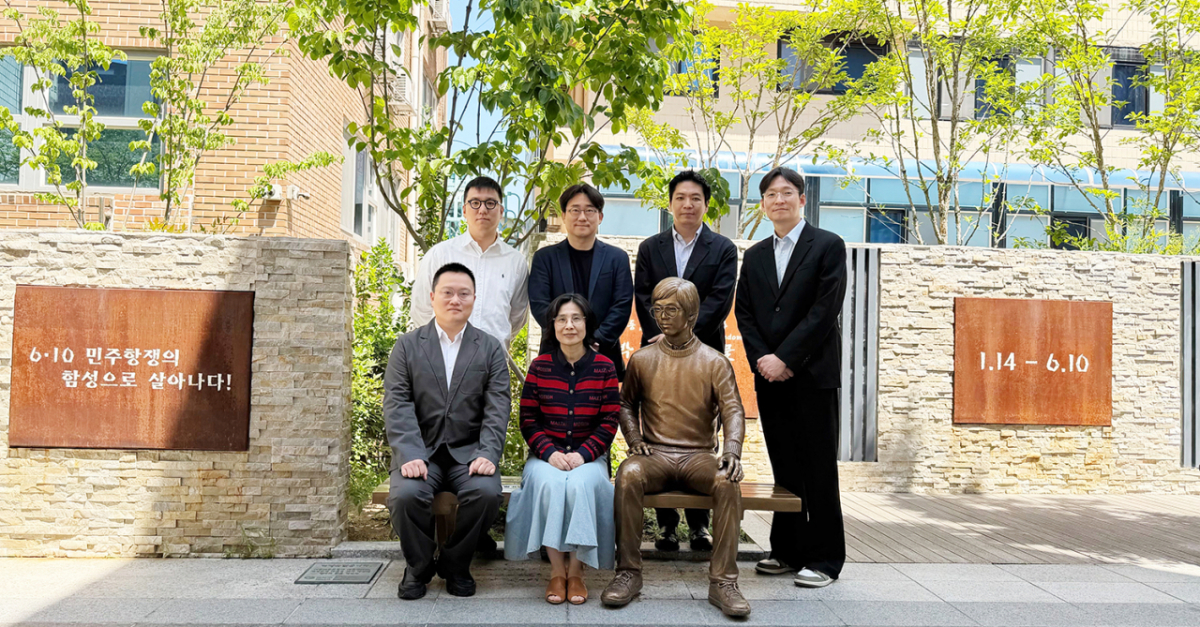 조만호(앞줄 왼쪽) 대표와 조남성(왼쪽에서 두번째) 대표 등 무신사 임원진이 박종철센터를 찾은 모습. /사진제공=무신사.