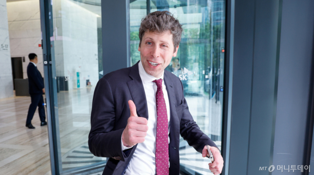 (서울=뉴스1) 안은나 기자 = 샘 올트먼(Sam Altman) 오픈 AI CEO가 1일 오후 서울 종로구 SK서린빌딩에서 최태원 SK그룹 회장과 회동을 마친 뒤 차량으로 향하며 취재진 질문에 엄지 손가락을 치켜들고 있다. 2025.10.1/뉴스1 Copyright © 뉴스1. All rights reserved. 무단 전재 및 재배포, AI학습 이용 금지. /사진=(서울=뉴스1) 안은나 기자