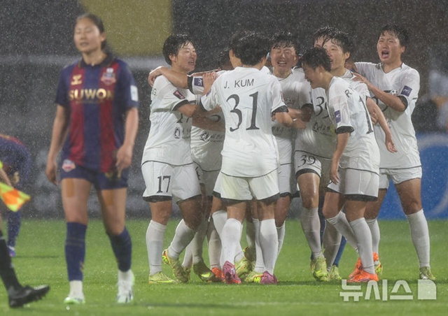 북한 내고향여자축구단(흰색 유니폼). /사진=뉴시스 제공