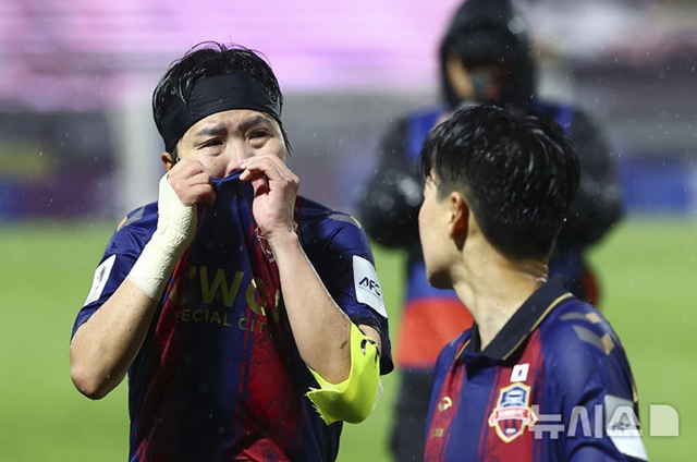 경기에 패하자 수원FC 위민 지소연(왼쪽)이 슬퍼하고 있다. /사진=뉴시스 제공