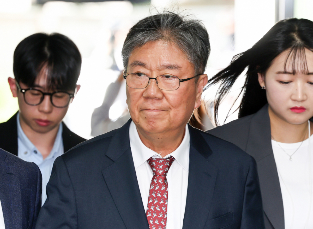 윤석열 정부의 대통령 관저 이전 과정에서 예산을 불법 전용한 의혹과 관련해 직권남용 혐의를 받는 김대기 전 대통령비서실장이 22일 서울 서초구 서울중앙지방법원에서 열린 구속 전 피의자 심문(영장실질심사)에 출석하고 있다./사진=뉴스1
