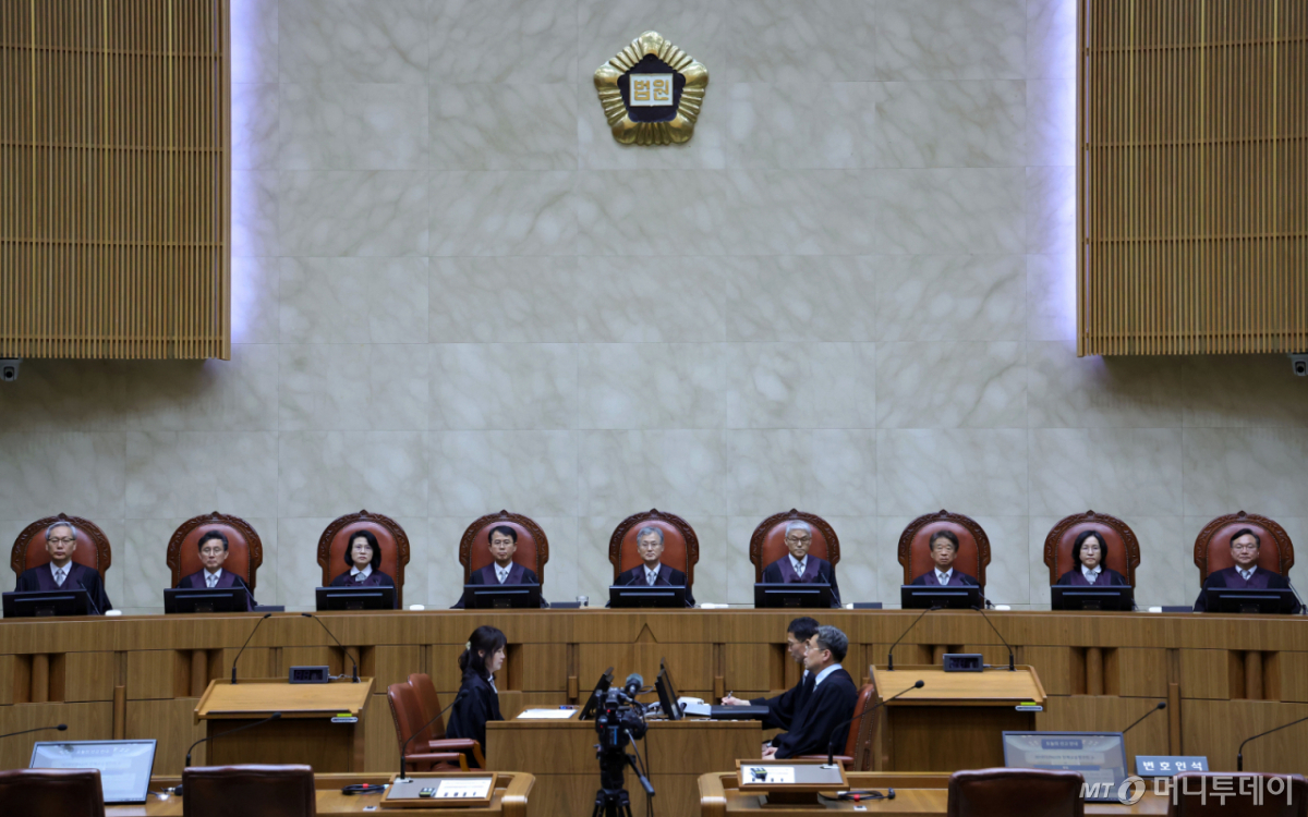 [서울=뉴시스] 홍효식 기자 = 조희대 대법원장을 비롯한 대법관들이 21일 서울 서초구 대법원에서 열린 HD현대중공업 원청 사용자성 쟁점 단체교섭 청구와 두피·서화 문신 시술 관련 무면허 의료행위 등 전원합의체 선고에 참석하고 있다. 2026.05.21. yesphoto@newsis.com /사진=홍효식