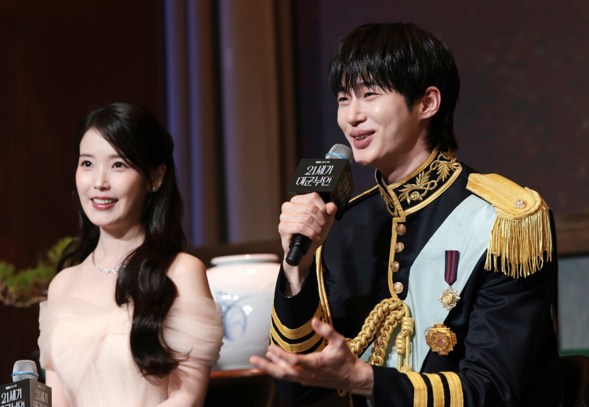 역사 왜곡 논란에 휩싸였던 MBC 드라마 '21세기 대군부인'이 결국 팝업스토어 운영을 조기 종료한다. 사진은 '21세기 대군부인' 제작발표회 당시 배우 아이유(왼쪽)와 변우석. /사진=뉴스1
