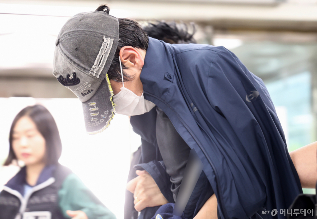 (서울=뉴스1) 최지환 기자 = 배우 김규리씨 자택에 침입해 강도 행각을 벌여 강도상해 혐의를 받는 40대 A씨가 22일 오후 서울 서초구 서울중앙지방법원에서 열린 구속 전 피의자 심문(영장실질심사)에 고개를 숙인 채 출석하고 있다. 2026.5.22/뉴스1 Copyright © 뉴스1. All rights reserved. 무단 전재 및 재배포, AI학습 이용 금지. /사진=(서울=뉴스1) 최지환 기자