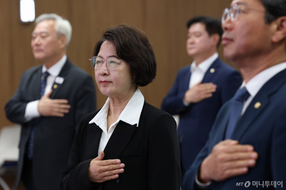 (수원=뉴스1) 김영운 기자 = 추미애 더불어민주당 경기도지사 후보가 29일 경기 수원시 영통구 경기도의회에서 열린 '더불어민주당 경기도지사 후보와 함께하는 경기도 지역위원회 현안 간담회'에서 국기에 대한 경례를 하고 있다. 2026.4.29/뉴스1 Copyright © 뉴스1. All rights reserved. 무단 전재 및 재배포, AI학습 이용 금지. /사진=(수원=뉴스1) 김영운 기자