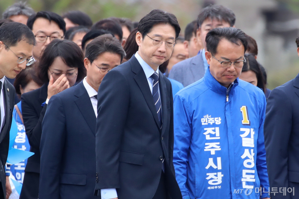 (김해=뉴스1) 윤일지 기자 = 더불어민주당 김경수 경남도지사 후보, 전재수 부산시장 후보, 김상욱 울산시장 후보가 14일 오전 경남 김해 진영읍 봉하마을 찾아 고 노무현 전 대통령 묘역을 참배하고 있다. 2026.4.14/뉴스1 Copyright © 뉴스1. All rights reserved. 무단 전재 및 재배포, AI학습 이용 금지. /사진=(김해=뉴스1) 윤일지 기자