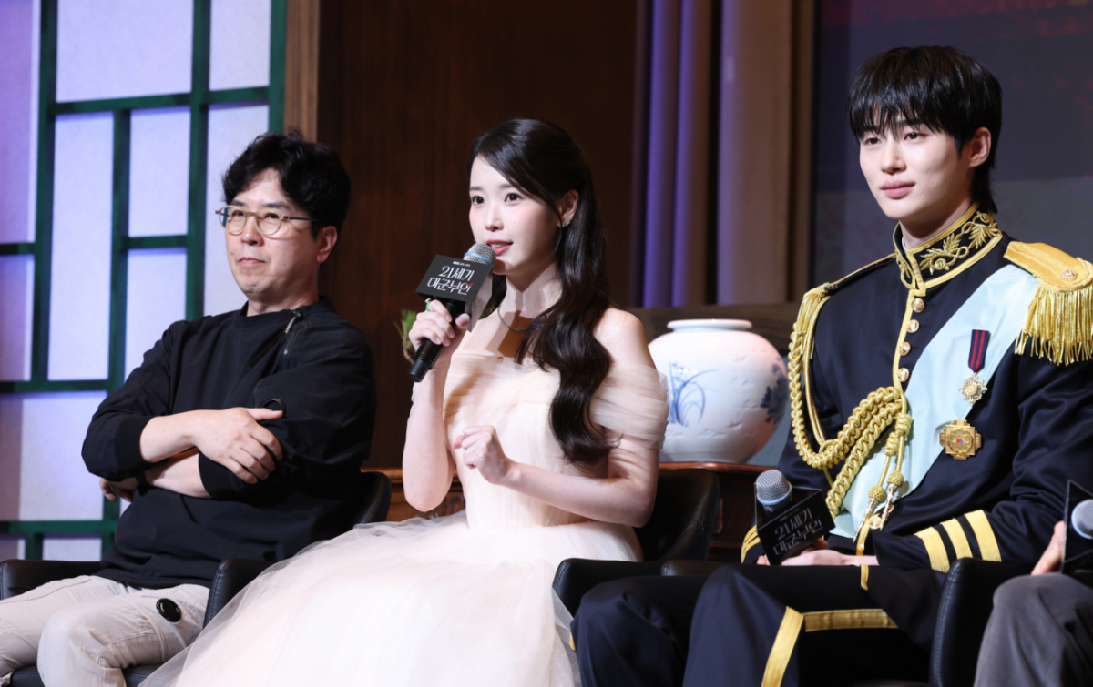 배우 아이유(이지은)가 6일 오후 서울 강남구 조선팰리스 서울강남에서 열린 MBC 금토드라마 '21세기 대군부인' 제작발표회에서 기자들의 질문에 답하고 있다. 왼쪽은 박준화 감독, 오른쪽은 배우 변우석./사진제공=뉴시스