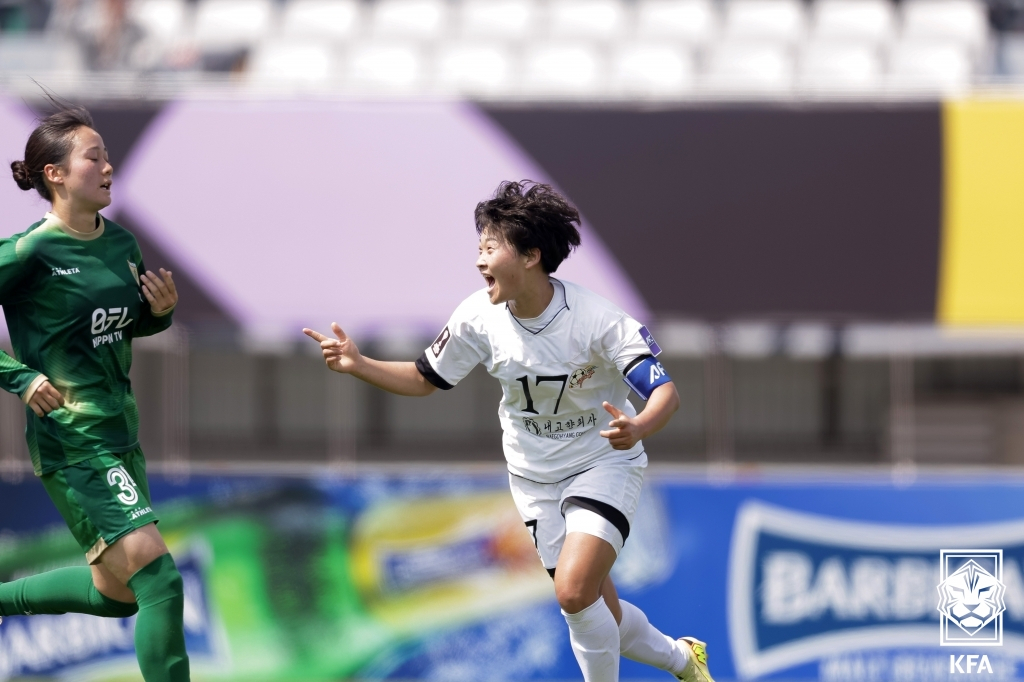 북한 내고향여자축구단 김경영이 23일 수원종합운동장에서 열린 2025-2026 아시아축구연맹(AFC) 여자 챔피언스리그(AWCL) 결승 도쿄 베르디 벨레자전에서 골을 넣은 뒤 기뻐하고 있다. /사진=대한축구협회 제공