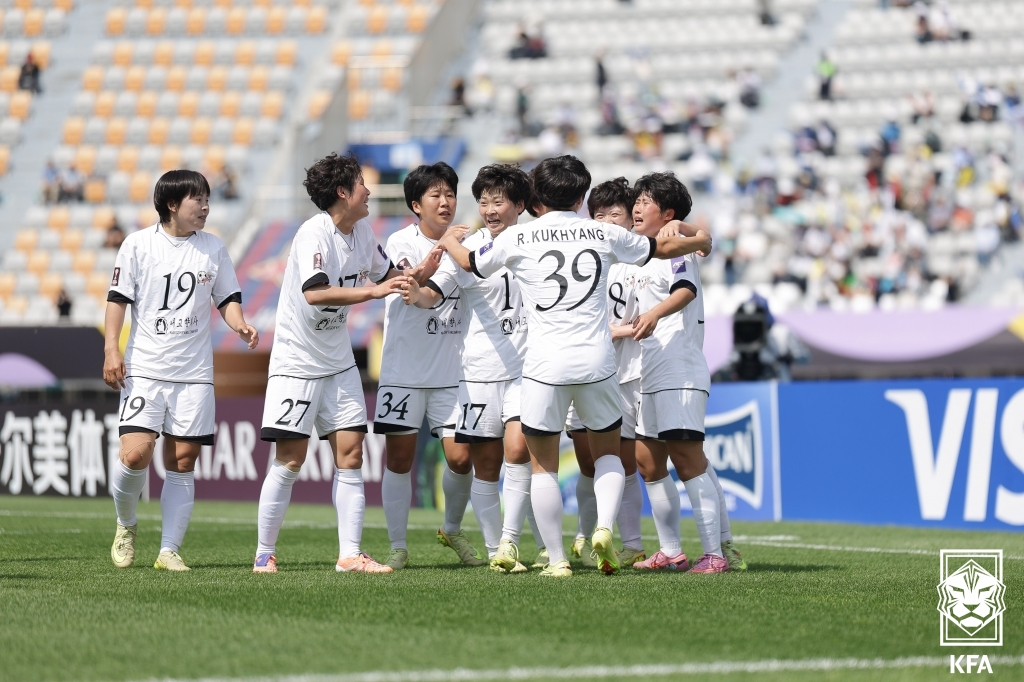 북한 내고향여자축구단 선수들이 23일 수원종합운동장에서 열린 2025-2026 아시아축구연맹(AFC) 여자 챔피언스리그(AWCL) 결승 도쿄 베르디 벨레자전에서 골을 넣은 뒤 기뻐하고 있다. /사진=대한축구협회 제공