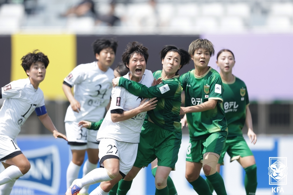 23일 수원종합운동장에서 열린 2025-2026 아시아축구연맹(AFC) 여자 챔피언스리그(AWCL) 결승 도쿄 베르디와 내고향여자축구단의 경기 모습. /사진=대한축구협회 제공