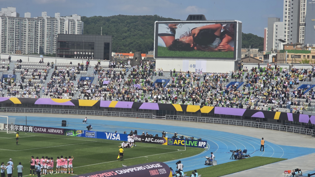 북한 내고향여자축구단 김경영이 23일 수원종합운동장에서 열린 2025-2026 아시아축구연맹(AFC) 여자 챔피언스리그(AWCL) 결승 도쿄 베르디 벨레자전에서 골을 넣자 기뻐하고 있는 내고향 선수들과 공동응원단. /사진=김명석 기자