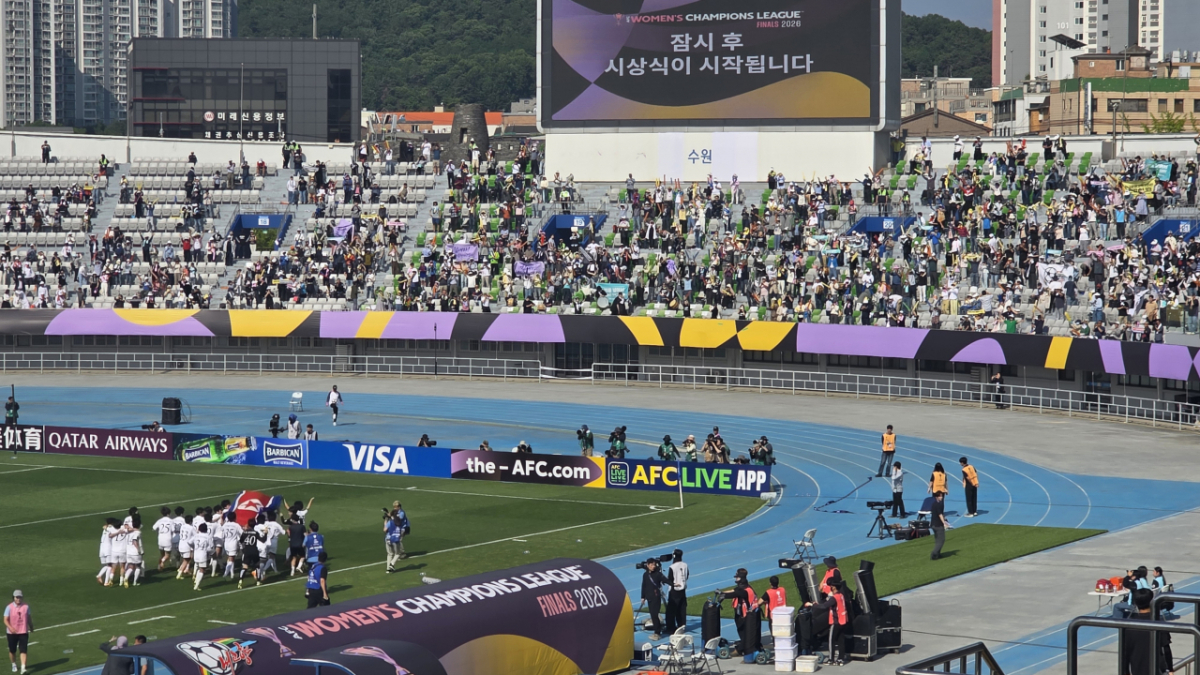 23일 수원종합운동장에서 열린 내고향축구단과 도쿄 베르디 벨레자의 2025-2026 아시아축구연맹(AFC) 여자 챔피언스리그 결승전. 우승을 확정한 내고향 선수들이 대형 인공기를 든 채 공동 응원단쪽으로 향하고 있다. 그런 내고향 선수들을 향해 박수를 보내고 있는 공동 응원단. /사진=김명석 기자