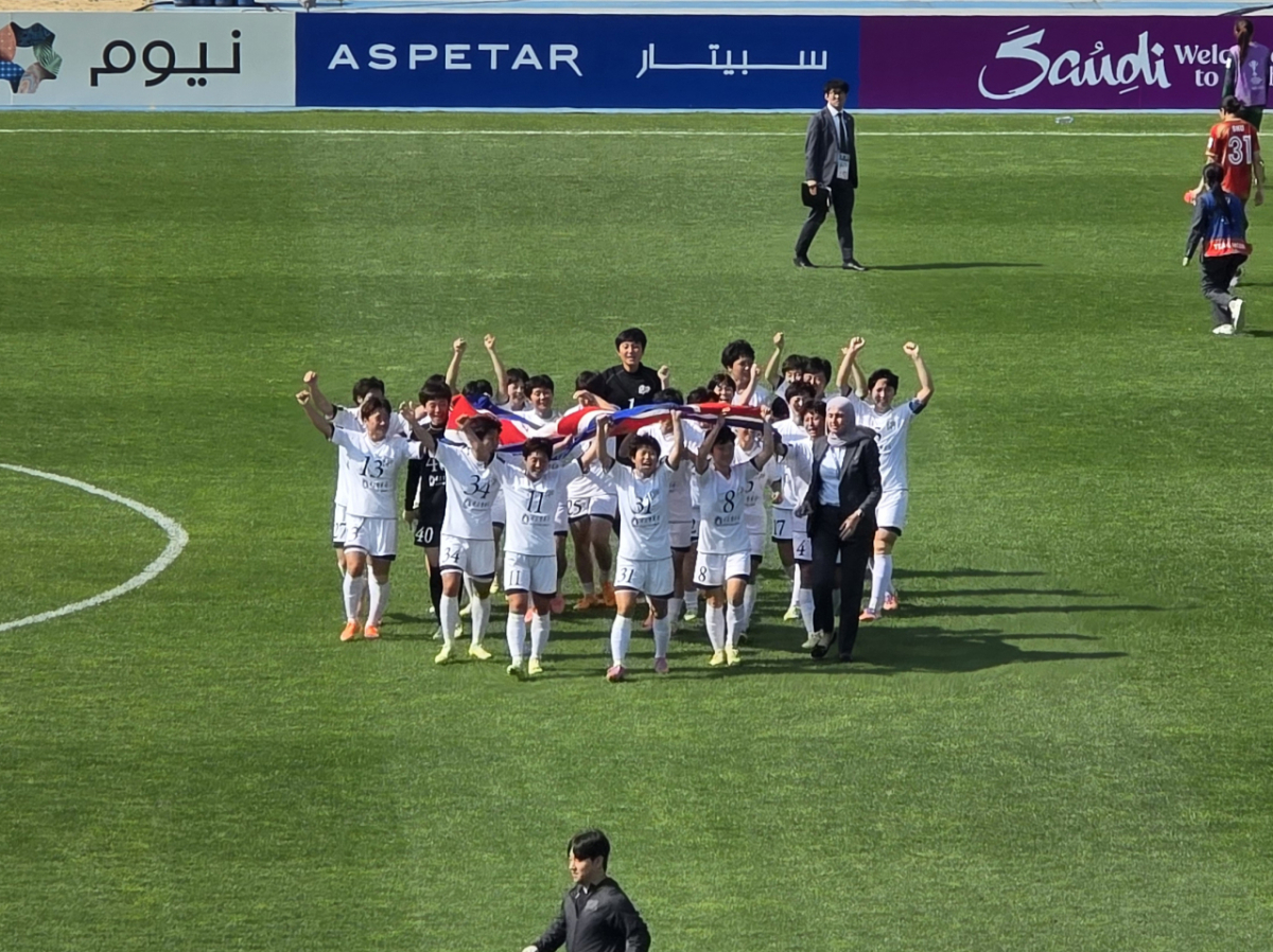 23일 수원종합운동장에서 열린 내고향축구단과 도쿄 베르디 벨레자의 2025-2026 아시아축구연맹(AFC) 여자 챔피언스리그 결승전. 우승을 확정한 내고향 선수들이 대형 인공기를 든 채 경기장을 돌고 있다. /사진=김명석 기자