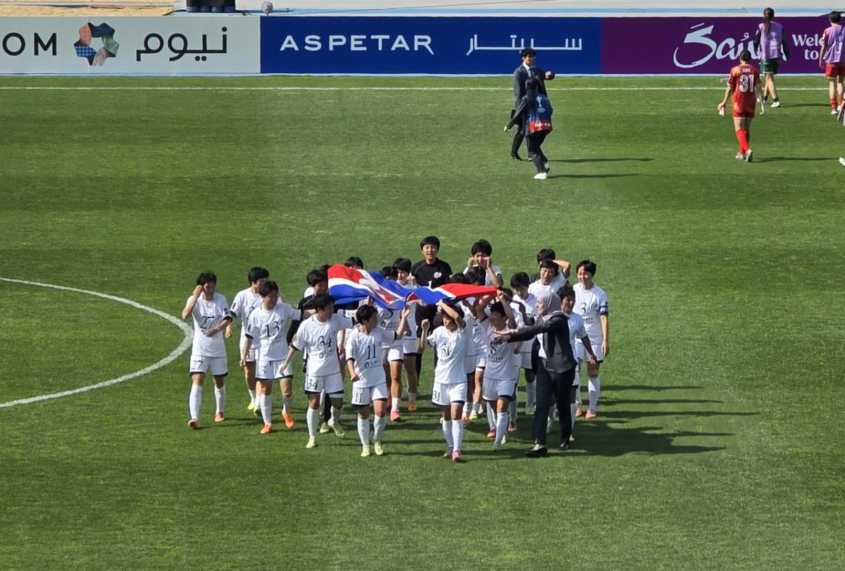 북한 내고향축구선수단이 23일 수원종합운동장에서 열린 2025-2026 아시아축구연맹(AFC) 여자 챔피언스리그 우승 직후 인공기를 들고 경기장을 돌고 있다. /사진=김명석 기자