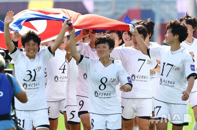 23일 오후 경기 수원종합운동장에서 열린 2025~2026시즌 아시아축구연맹(AFC) 여자 챔피언스리그(AWCL) 결승전 도쿄 베르디 벨레자와 내고향여자축구단의 경기, 1-0으로 승리하며 우승을 차지한 내고향 선수들이 인공기를 펼치고 그라운드를 돌고 있다. /사진=뉴시스