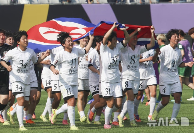 23일 오후 경기 수원종합운동장에서 열린 2025~2026시즌 아시아축구연맹(AFC) 여자 챔피언스리그(AWCL) 결승전 도쿄 베르디 벨레자와 내고향여자축구단의 경기에서 1-0으로 우승을 차지한 내고향여자축구단 선수들이 기뻐하고 있다. /사진=뉴시스