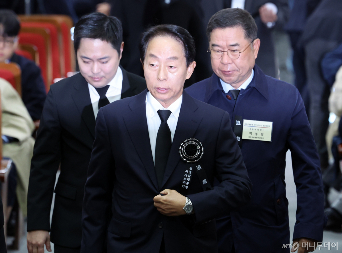 [서울=뉴시스] 이영환 기자 = 김현철 김영삼대통령기념재단 이사장이 21일 오전 서울 동작구 국립서울현충원 현충관에서 열린 김영삼 대통령 서거 10주기 추모식에 참석하고 있다. 2025.11.21. /사진=이영환
