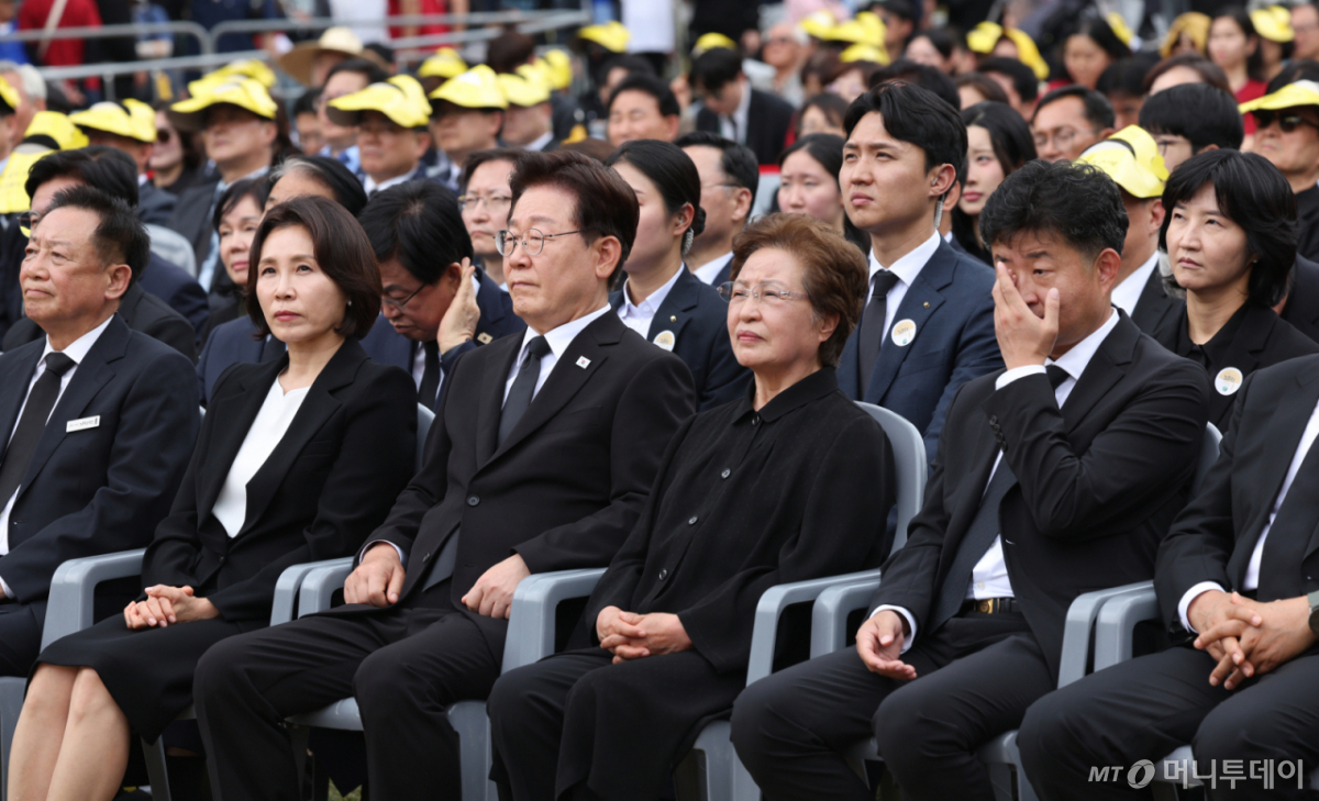 (김해=뉴스1) 이재명 기자 = 이재명 대통령과 김혜경 여사, 권양숙 여사가 23일 경남 김해시 봉하마을에서 열린 故 노무현 전 대통령 서거 17주기 추도식에 참석해 있다. (청와대통신사진기자단) 2026.5.23/뉴스1  Copyright © 뉴스1. All rights reserved. 무단 전재 및 재배포,  AI학습 이용 금지. /사진=(김해=뉴스1) 이재명 기자