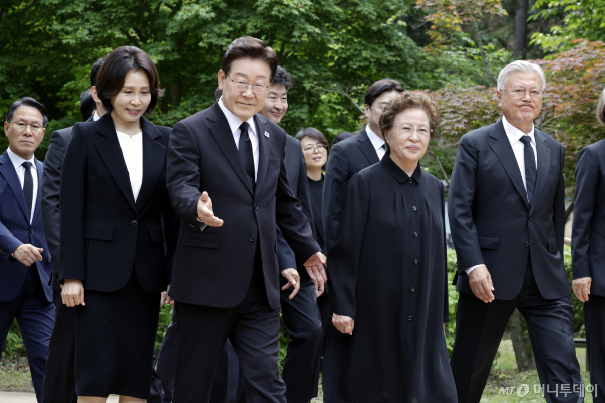 (김해=뉴스1) 이재명 기자 = 이재명 대통령과 김혜경 여사가 23일 경남 김해시 봉하마을에서 열린 故 노무현 전 대통령 서거 17주기 추도식에 입장하고 있디. (청와대통신사진기자단) 2026.5.23/뉴스1  Copyright © 뉴스1. All rights reserved. 무단 전재 및 재배포,  AI학습 이용 금지. /사진=(김해=뉴스1) 이재명 기자