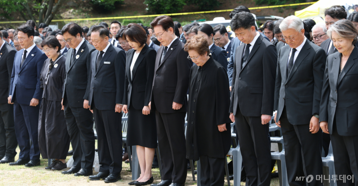 [김해=뉴시스] 최동준 기자 = 이재명 대통령과 김혜경 여사 등 참석자들이 23일 경남 김해 봉하마을에서 열린 고 노무현 전 대통령 서거 17주기 추도식에서 묵념하고 있다. 2026.05.23. photocdj@newsis.com /사진=박주성