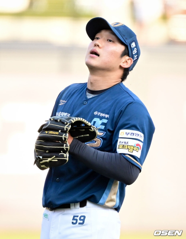 NC 다이노스 구창모가 23일 수원 KT위즈파크에서 열린 KT 위즈와 2026 신한 SOL KBO리그 방문경기에 선발 등판해 3회말 몸에 맞는 공으로 실점을 한 뒤 아쉬워하고 있다.