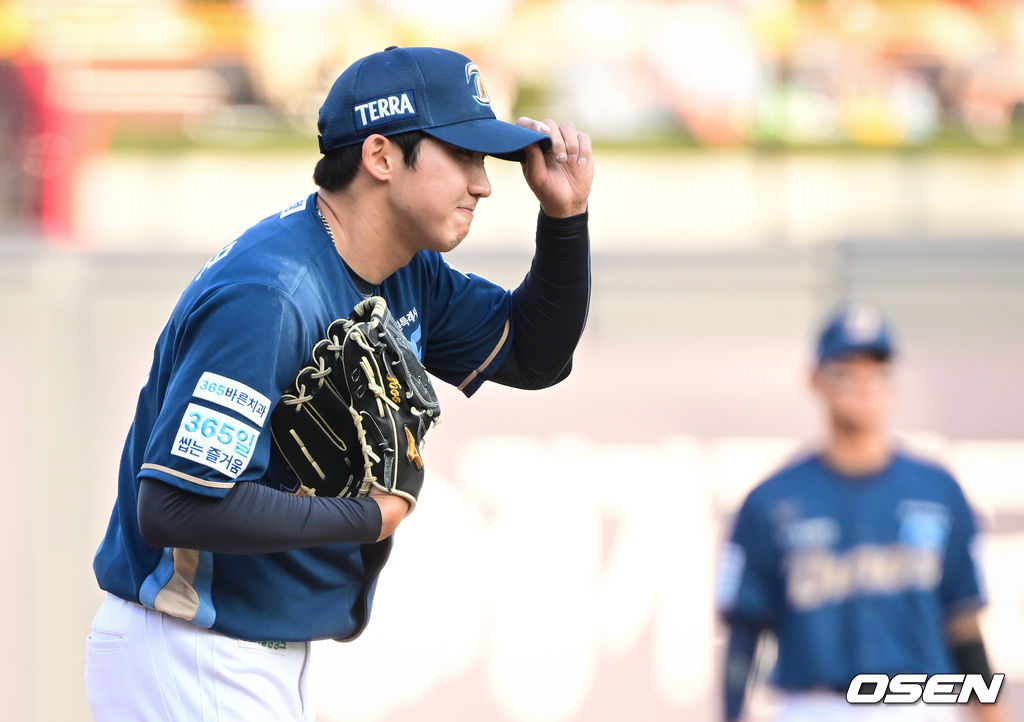 NC 다이노스 구창모가 23일 수원 KT위즈파크에서 열린 KT 위즈와 2026 신한 SOL KBO리그 방문경기에 선발 등판해 3회말 몸에 맞는 공을 허용한 뒤 김상수에게 사과의 뜻을 전하고 있다.