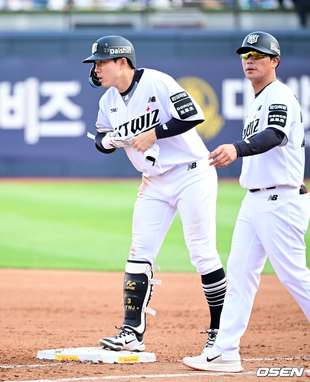 KT 위즈 최원준(왼쪽)이 23일 수원 KT위즈파크에서 열린 NC 다이노스와 2026 신한 SOL KBO리그 홈경기에서 안타를 날리고 기뻐하고 있다.