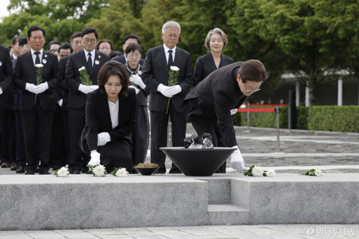 [김해=뉴시스] 최동준 기자 = 이재명 대통령과 김혜경 여사가 23일 경남 김해시 봉하마을 노무현 전 대통령 묘역에 헌화하고 있다. 2026.05.23. photocdj@newsis.com /사진=