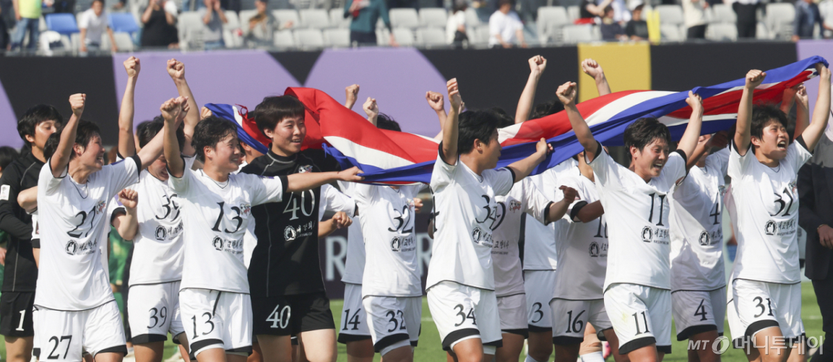 23일 오후 경기 수원종합운동장에서 열린 2025~2026시즌 아시아축구연맹(AFC) 여자 챔피언스리그(AWCL) 결승전 도쿄 베르디 벨레자와 내고향여자축구단의 경기에서 1-0으로 우승을 차지한 내고향여자축구단 선수들이 기뻐하고 있다. /사진=뉴시스