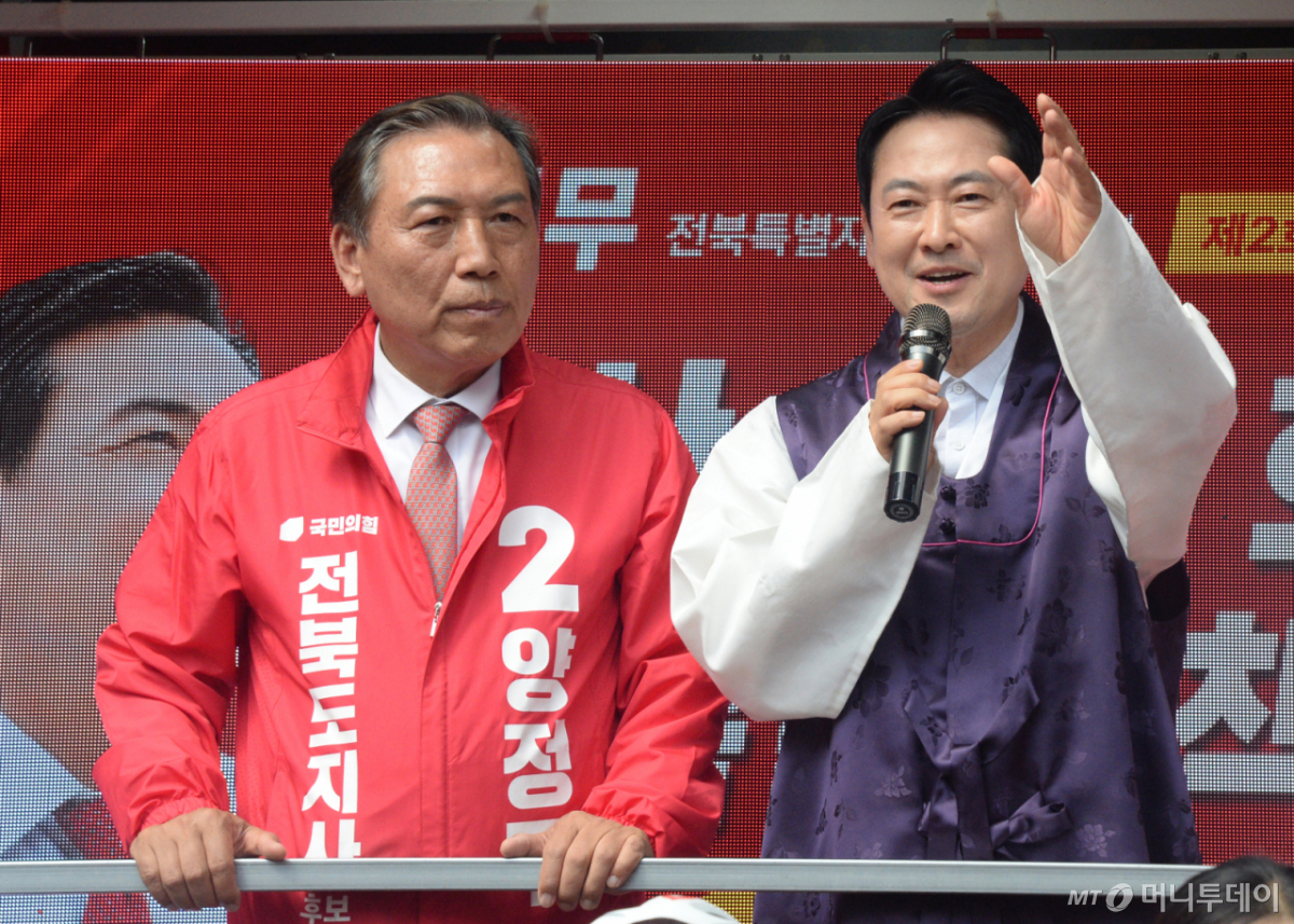 (전주=뉴스1) 유경석 기자 = 장동혁 국민의힘 상임선대위원장(오른쪽)이 23일 전북 전주시 전주한옥마을을 방문해 양정무 전북도지사 후보 지원 유세를 하고 있다. 2026.5.23/뉴스1 Copyright © 뉴스1. All rights reserved. 무단 전재 및 재배포, AI학습 이용 금지. /사진=(전주=뉴스1) 유경석 기자
