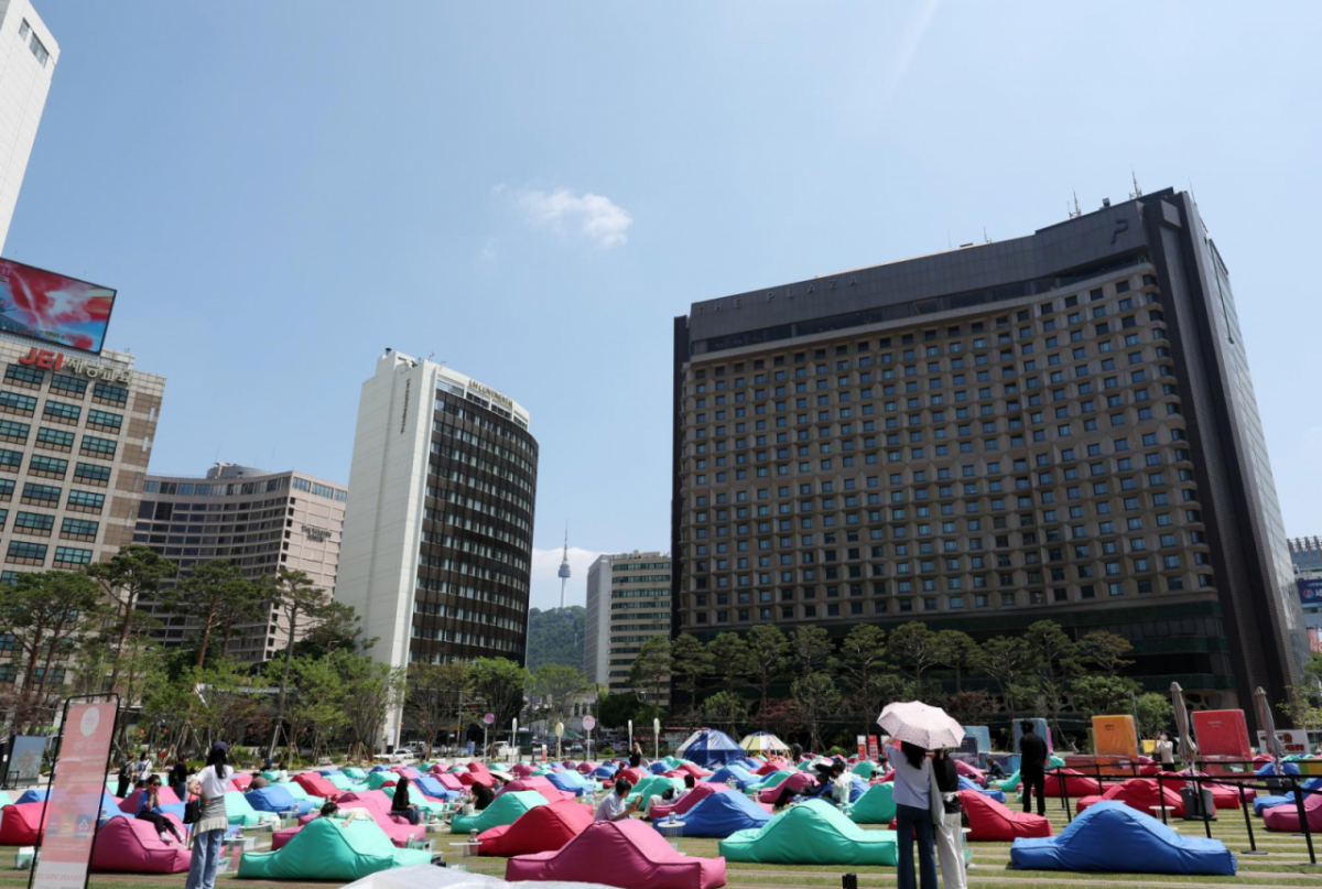 23일 오후 중구 서울광장 야외도서관 '책 읽는 서울광장'에 나들이객들이 주말을 만끽하고 있다./사진=뉴시스