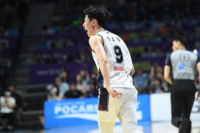 포효하는 송교창. /사진=KBL 제공