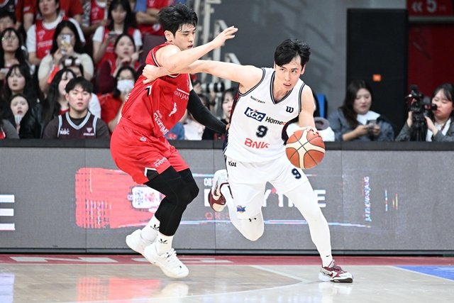 경기에 집중하는 송교창(오른쪽). /사진=KBL 제공