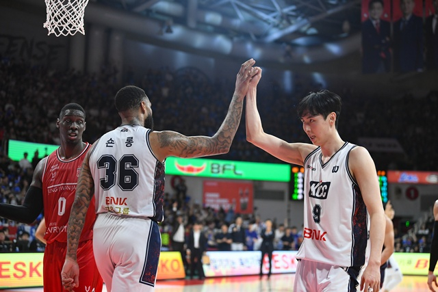 송교창(오른쪽). /사진=KBL 제공