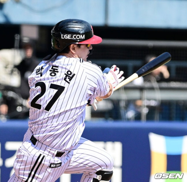 LG 박동원이 23일 잠실 키움전 3회말 2사 2, 3루에서 좌전 2타점 적시타를 날렸다.