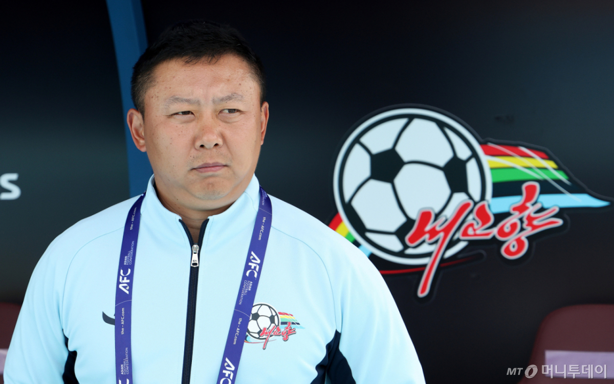 (수원=뉴스1) 박지혜 기자 = 23일 오후 경기 수원시 수원종합운동장에서 열린 2025-2026 아시아축구연맹(AFC) 여자 챔피언스리그(AWCL) 결승 북한 내고향여자축구단과 도쿄 베르디의 경기에서 내고향 리유일 감독이 피치를 바라고 있다. 2026.5.23/뉴스1 Copyright © 뉴스1. All rights reserved. 무단 전재 및 재배포, AI학습 이용 금지.