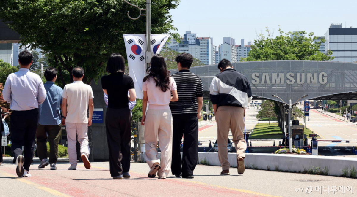 삼성전자 노사 임금협상 잠정합의안 찬반 투표 시작일인 지난 22일 점심시간 경기 수원시 영통구 삼성전자 앞에서 직원들이 이동하고 있다. /사진=뉴시스