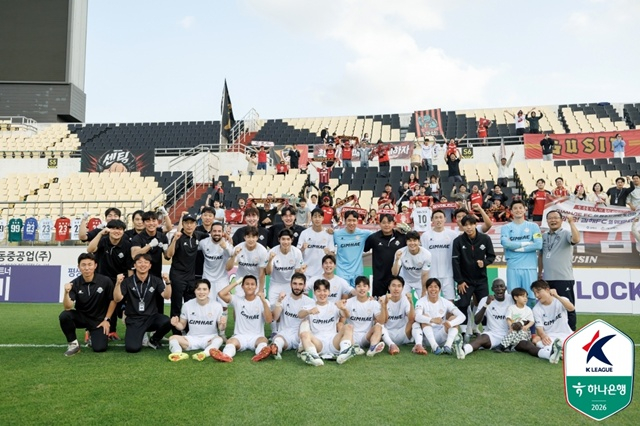 김해FC 선수단이 팬들과 첫 승 기념 사진을 찍고 있다. /사진=한국프로축구연맹 제공