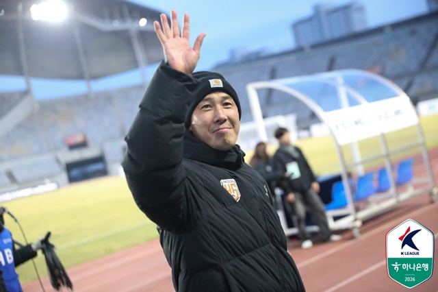 팬들에게 인사하는 차두리 화성FC 감독. /사진=한국프로축구연맹 제공