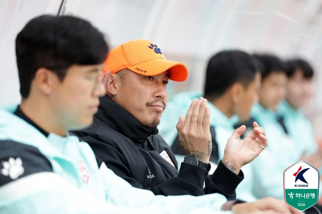 경기를 지켜보는 차두리 화성FC 감독(가운데). /사진=한국프로축구연맹 제공