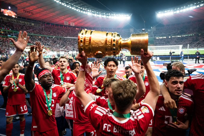 24일 오전 3시(한국시간) 독일 베를린의 올림피아스타디온 베를린에서 열린 2025~2026 DFB 포칼 결승전 경기 후 바이에른 뮌헨 선수단. /사진=바이에른 뮌헨 공식 사회관계망서비스(SNS)
