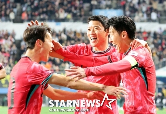 손흥민(오른쪽)이 14일 오후 8시 대전월드컵경기장에서 열린 볼리비아(76위)와 친선경기에서 선제골을 넣고 기뻐하고 있다. 함께 축하하는 황희찬(가운데)과 이재성. /사진=강영조 선임기자