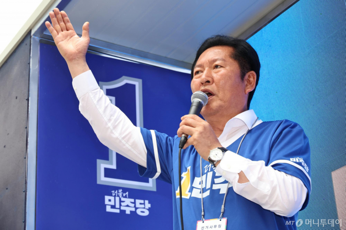 정청래 더불어민주당 대표가 21일 오후 대전 중구 으능정이 문화의거리에서 열린 허태정 대전시장 후보를 비롯한 지역 후보 지원 유세에서 지지발언을 하고 있다. /사진=뉴시스