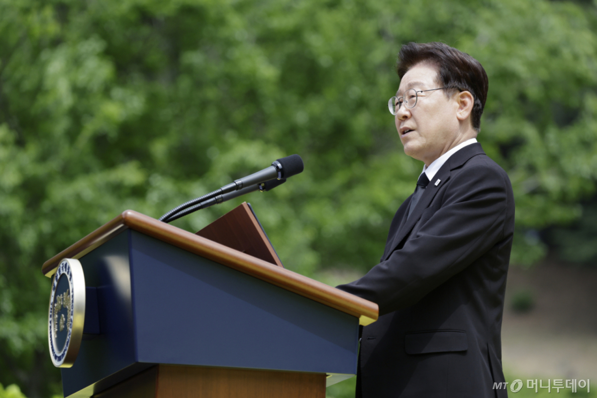 (김해=뉴스1) 이재명 기자 = 이재명 대통령이 23일 경남 김해시 봉하마을에서 열린 故 노무현 전 대통령 서거 17주기 추도식에서 추도사를 하고 있다. (청와대통신사진기자단) 2026.5.23/뉴스1  Copyright © 뉴스1. All rights reserved. 무단 전재 및 재배포,  AI학습 이용 금지. /사진=(김해=뉴스1) 이재명 기자